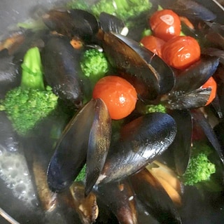 ムール貝とミニトマトとブロッコリーの炒め物